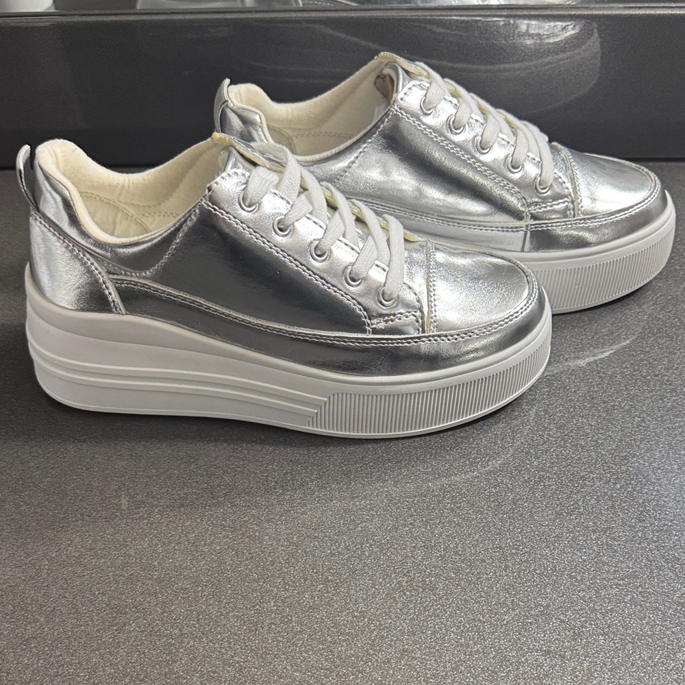 Soda Metallic Silver Platform Women's Sneakers. NWOB
SIZE 7 1/2 - Picture 2 of 5